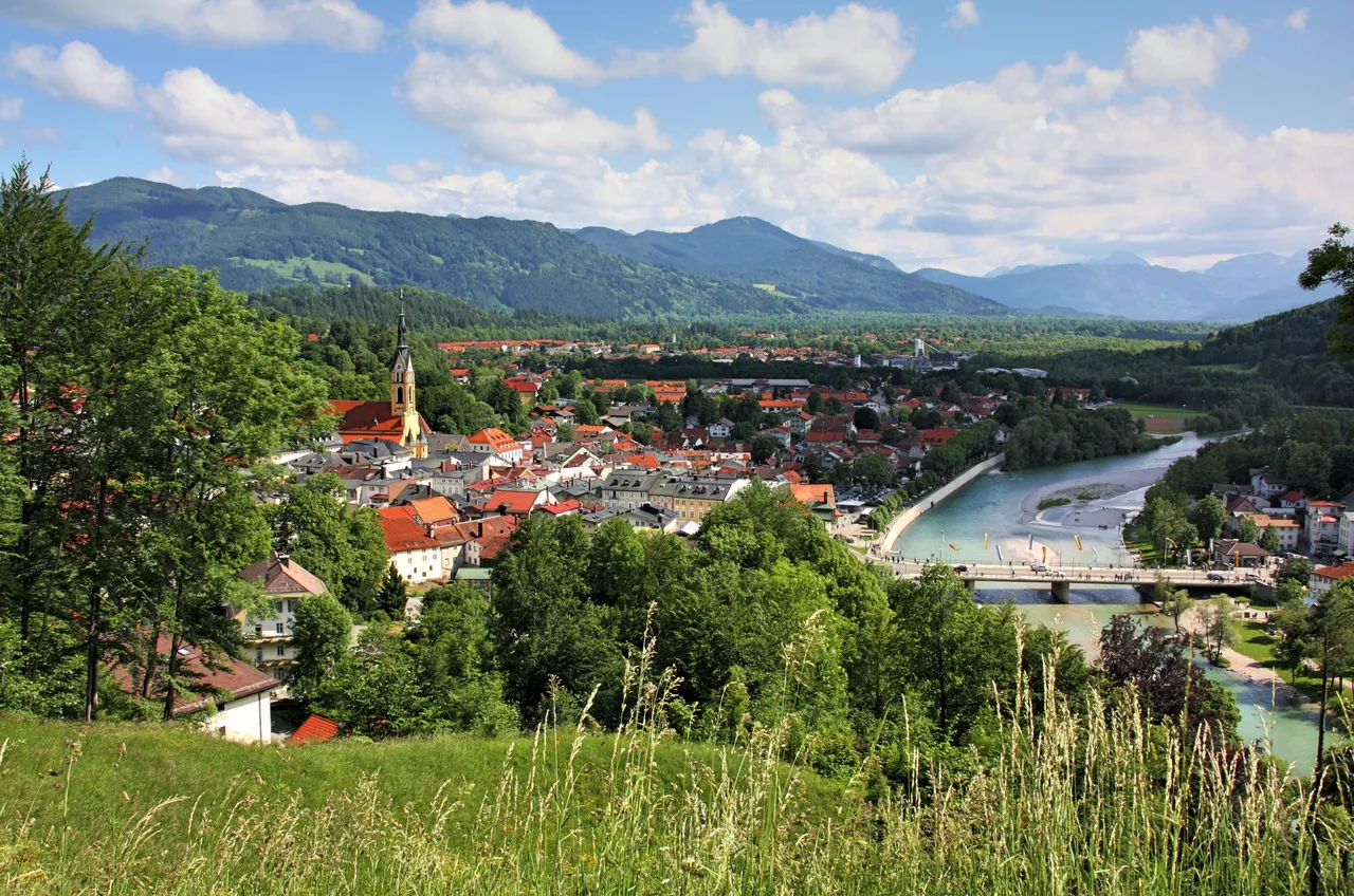 Luftansicht auf die Stadt Bad Tölz und Isar