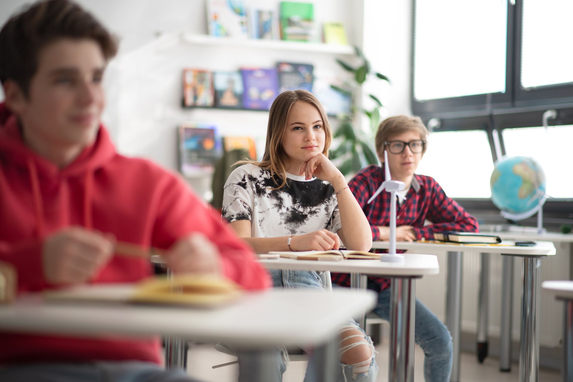 Schüler sitzen aufmerksam im Unterricht