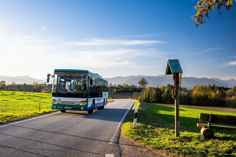 MVV-Bus vor Alpenkulisse