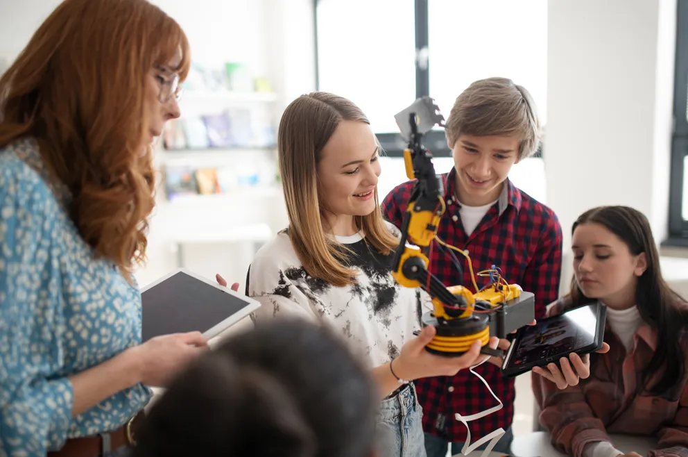 Junge Schülerin präsentiert ihren Roboter in der Klasse