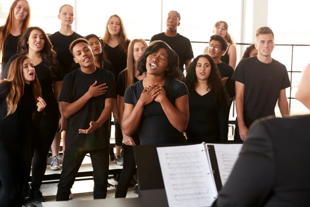 Schülerinnen und Schüler des Schulchors singen